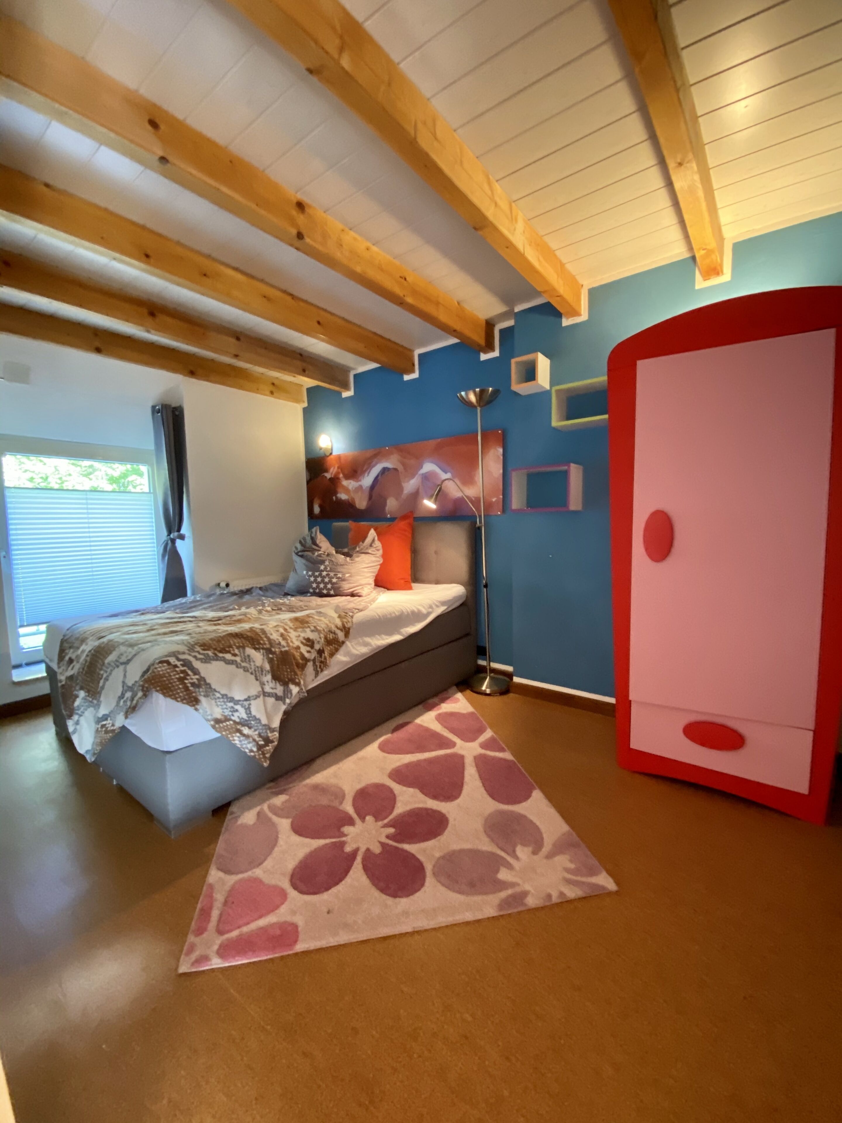 3 habitaciones, escritorio y tabla de planchar con plancha 