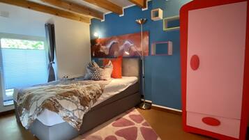 3 habitaciones, escritorio y tabla de planchar con plancha