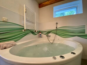 Kylpyamme, poreamme, hiustenkuivaaja, pyyhkeet