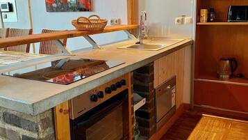 Jääkaappi, mikroaaltouuni, uuni, liesi