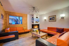 Télévision, cheminée, baby-foot