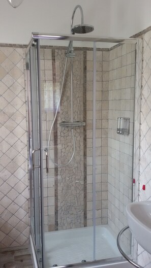Haartrockner, Handtücher, Seife, Toilettenpapier