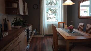 Fridge, microwave, stovetop, dishwasher