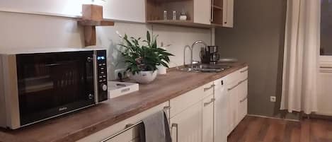 Fridge, microwave, stovetop, dishwasher