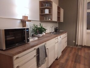 Een koelkast, een magnetron, een kookplaat, een vaatwasser