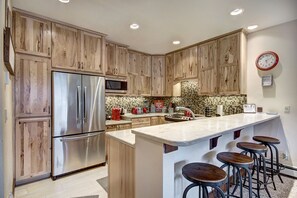 Fridge, microwave, oven, stovetop - Vacation in style with everything you'd want at Liftside Retreat! (Breckenridge)