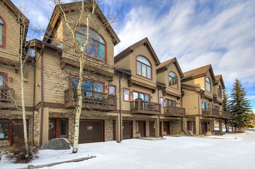 Vacation in style with everything you'd want at Liftside Retreat!