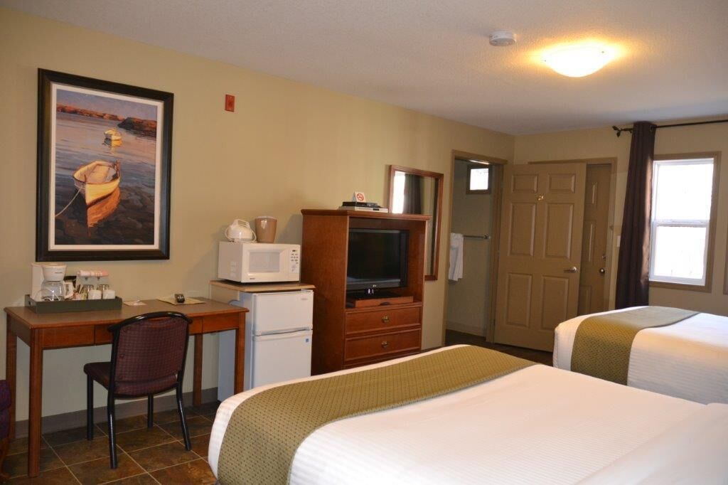 standard double room | bathroom | combined shower/bathtub, towels