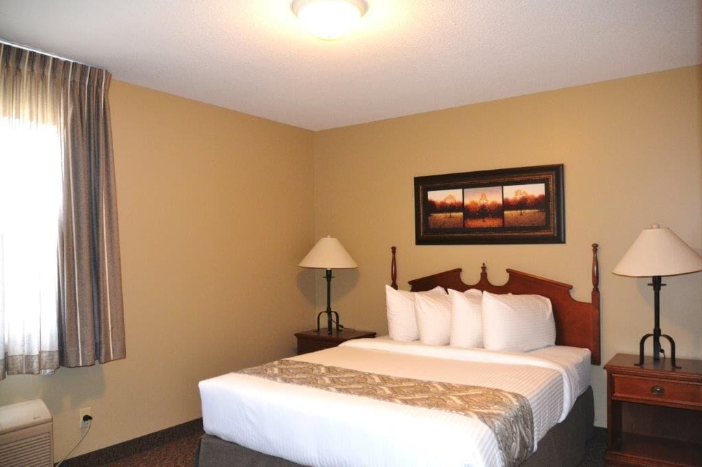 deluxe single room | bathroom | combined shower/bathtub, towels