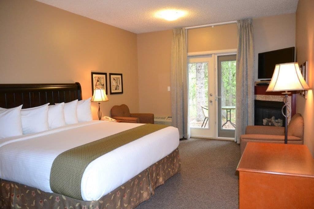 superior single room | bathroom | combined shower/bathtub, towels