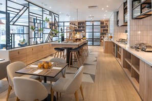 Café da manhã com buffet todos os dias (ZAR 230 por pessoa) 