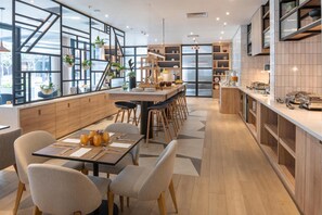 Café da manhã com buffet todos os dias mediante uma taxa