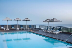 Piscina externa, funciona das 9h às 18h, guarda-sóis, espreguiçadeiras