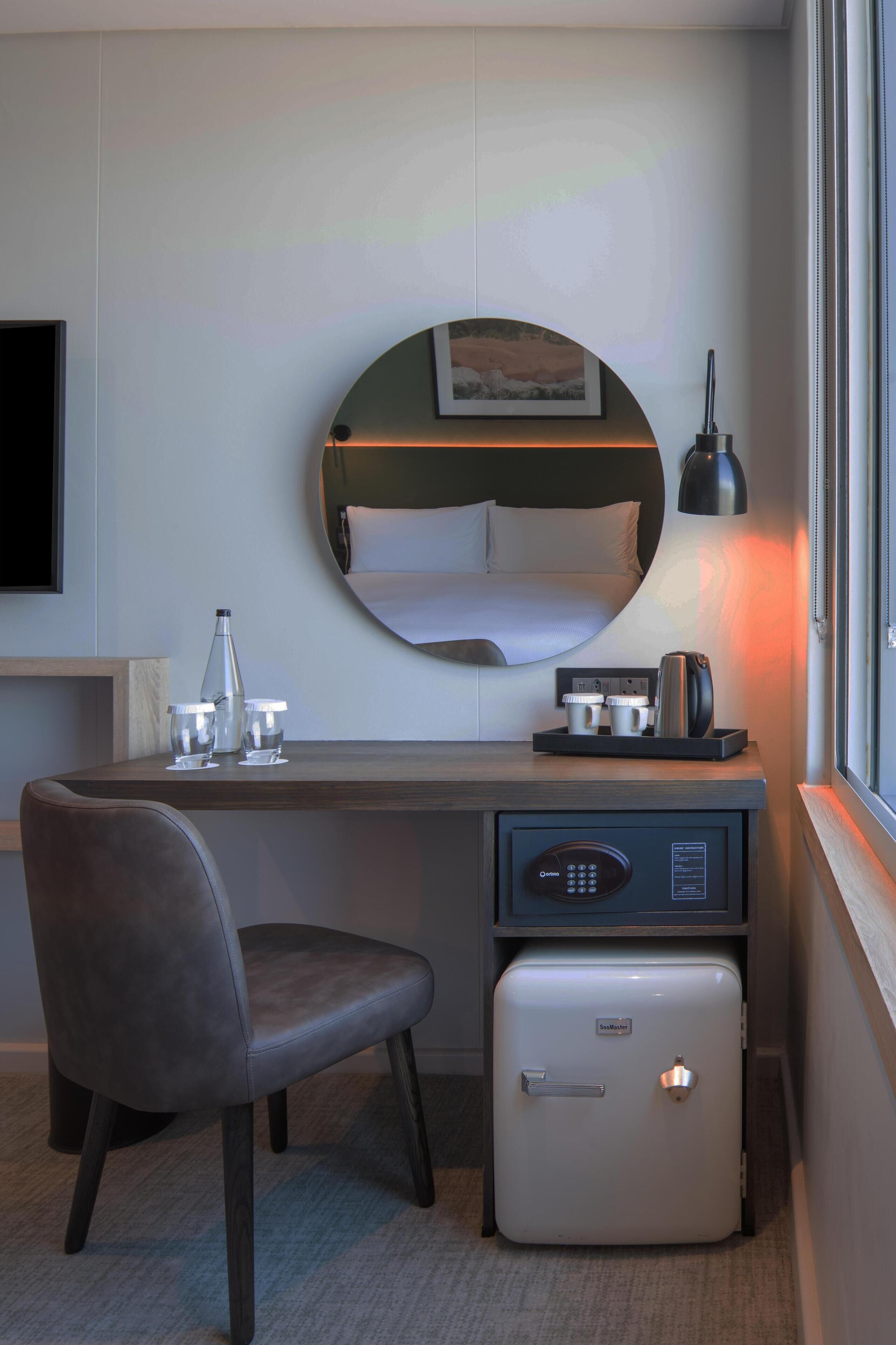 Basic Room, 1 King Bed