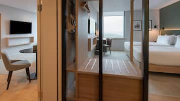 Premium-suite - 1 soveværelse | Opholdsområde | 49-tommers LCD-tv med digitale kanaler, tv, MP3-dockingstation