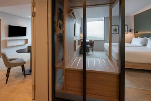 プレミアム スイート 1 ベッドルーム | リビング エリア | 49 インチの液晶テレビ (デジタル放送視聴可)、テレビ、MP3 ドック