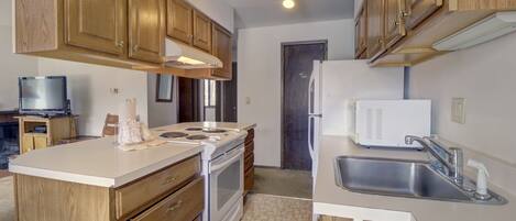 Condo, 3 Bedrooms | Private kitchen | Fridge, microwave, oven, stovetop