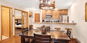 Huoneisto, 2 makuuhuonetta | Yksityinen keittiö | Jääkaappi, mikroaaltouuni, uuni, astianpesukone