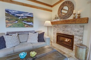 Apartamento, 1 habitación | Zona de estar | Una televisión