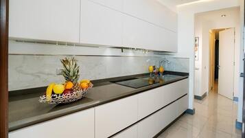 Kühlschrank, Mikrowelle, Ofen, Herdplatte