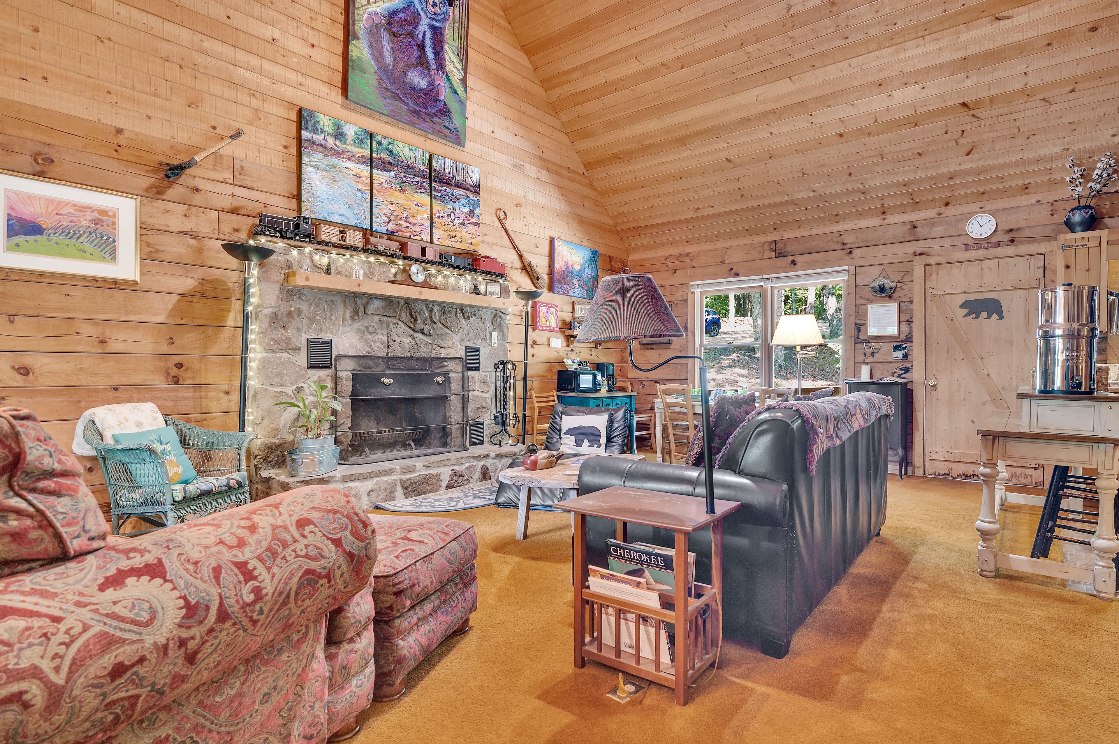Gorgeous Rustic Cabin in Mountains-4 bdrm. W/ Fireplace 