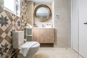 Douche, séchoir à cheveux, serviettes fournies