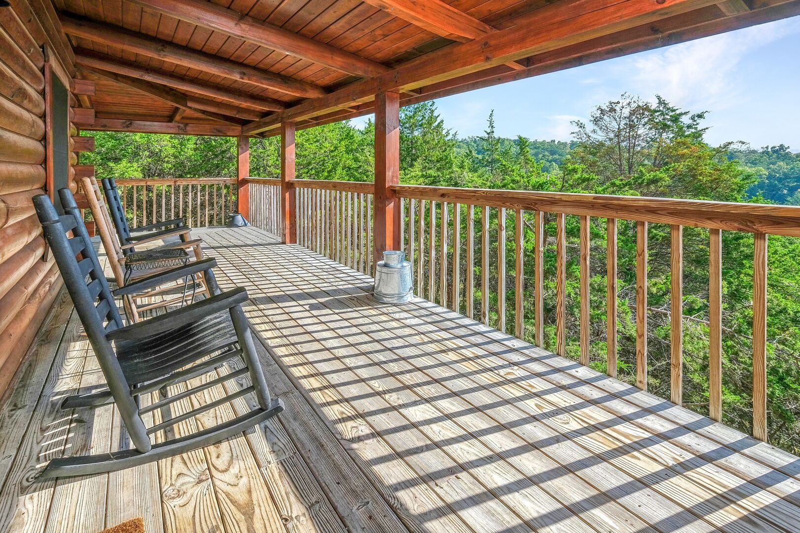 2 Bedroom Smoky Mountain Cabin near the Lake with Mountain Views