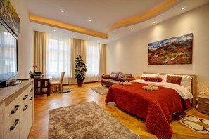 3 makuuhuonetta, työpöytä, silitysrauta/-lauta, vauvan matkasänky