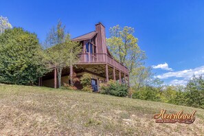 Exterior - Campfire Lodge is a beautiful cabin with all the special touches needed to make your stay memorable! (Sevierville)