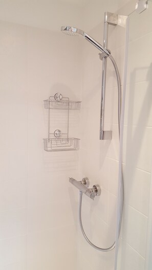 Secadora de cabello, toallas, papel de baño 