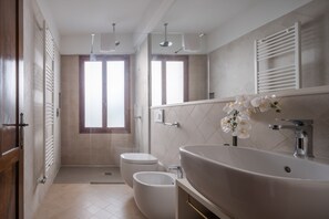 Standard Apartment | Bathroom | Shower, hair dryer, towels - Venetian Palace R&R (Venice)