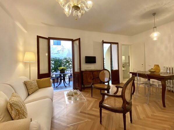 Apartment, 1 Schlafzimmer | Wohnbereich | Flachbildfernseher