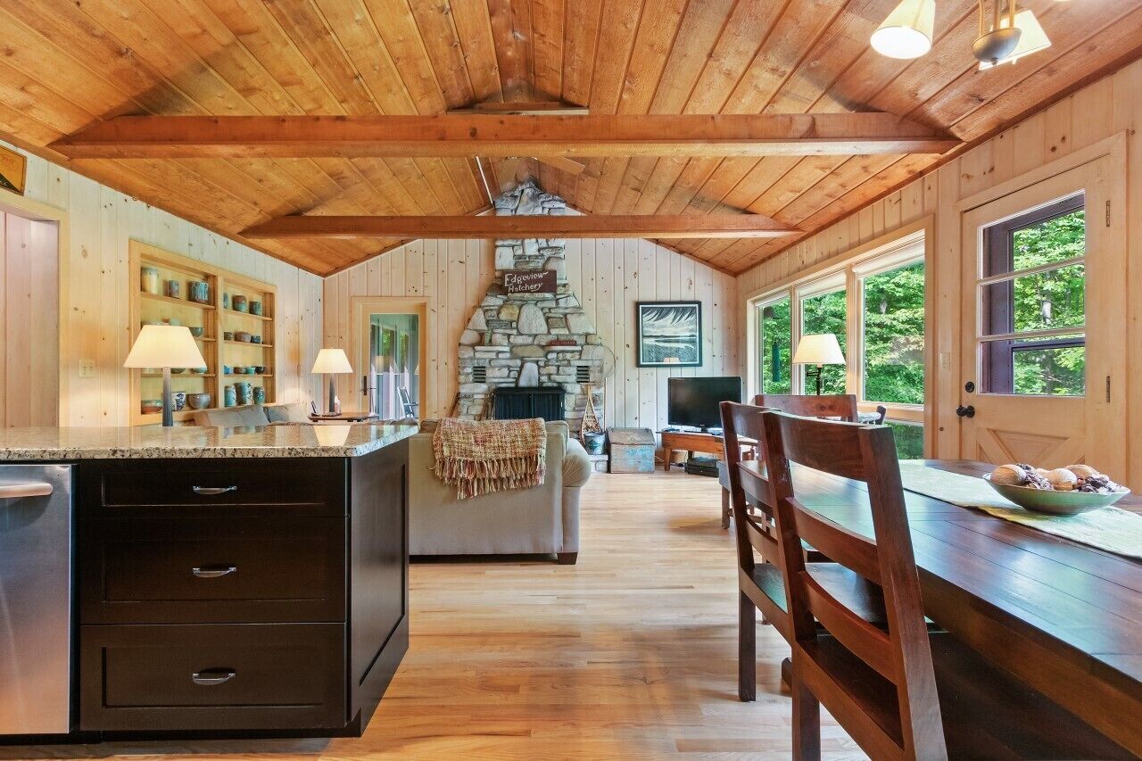 Tranquil Roo Retreat: walk to Kangaroo Lake beach