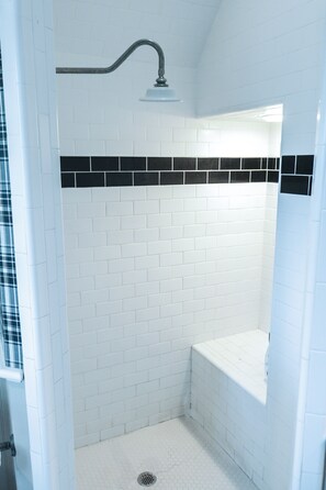 Bañera con ducha, bañera de hidromasaje, secador de pelo, toallas
