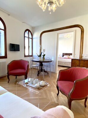 Departamento, 1 habitación | Área de sala de estar | Televisión de pantalla plana 