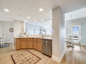 Una cocina moderna con armarios de madera, electrodomésticos de acero inoxidable y un amplio ventanal con vistas.