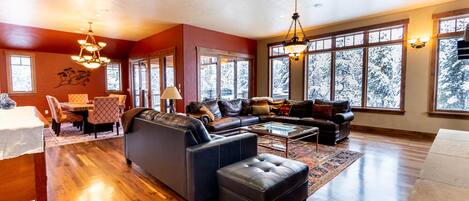 Televisie en een open haard