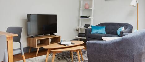 Apartment, 2 Schlafzimmer | Wohnbereich | 42-Zoll-Flachbildfernseher mit Digitalempfang, Smart-TV