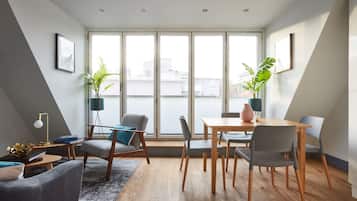 Appartement, 2 chambres | Coin séjour | Télévision à écran plat de 42 pouces avec chaßnes numériques