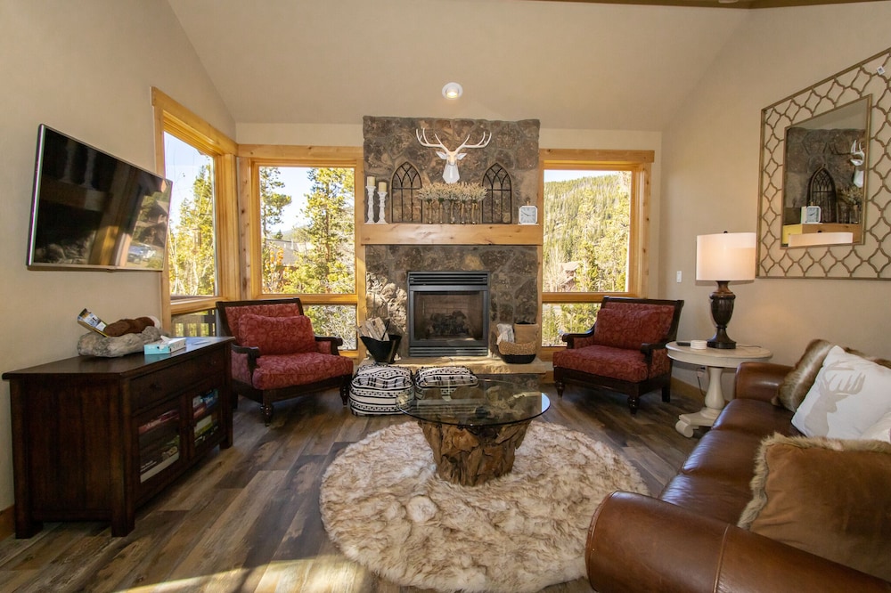 Luxurious Townhouse with Private Garage and In Unit Laundry, Great Views