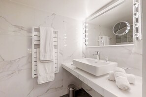 Dusche, Haartrockner, Handtücher