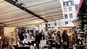An outdoor market with various stalls and people. - Chez Gustave: AC Calm, Saint Paul Marais, 2Guests (Paris)