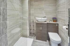 Ferienhaus | Badezimmer | Dusche, Handtücher