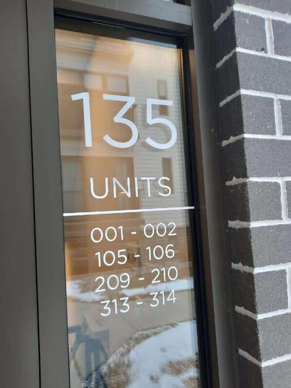 Una ventana con el número 135 y el texto "135 UNIDADES", junto con los números de habitación 001-002, 105-106, 209-210, 313-314.