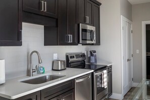 Fridge, microwave, oven, stovetop - Capri 209 the Heart of Downtown Traverse City (Traverse City)