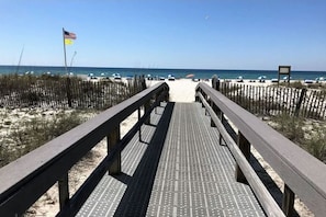 Na praia, espreguiçadeiras 