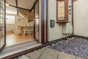 Outdoor dining - Crabpot Cottage, East Runton, Norfolk (East Runton)
