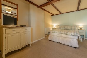 3 bedrooms, iron/ironing board, internet, bed sheets - Crabpot Cottage, East Runton, Norfolk (East Runton)