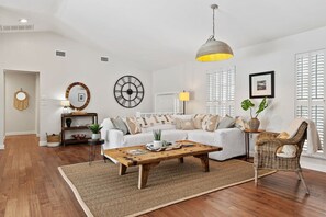 TV, books, offices, printers - Mia`s Beach Escape- Stunning 3/2 Home with Pool (Sanibel)