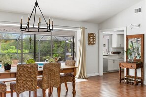 Dining - Mia`s Beach Escape- Stunning 3/2 Home with Pool (Sanibel)